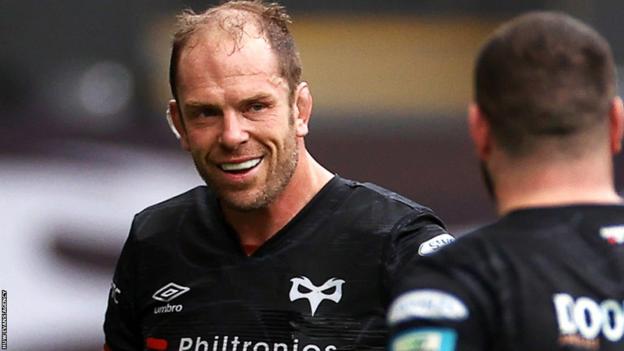 Alun Wyn Jones acknowledges Morgan Morris as he leaves the field against Dragons