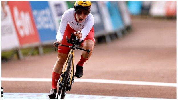 Anna Henderson competing in the Commonwealth Games women's time trial