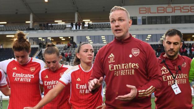 Jonas Eidevall talks to his Arsenal players