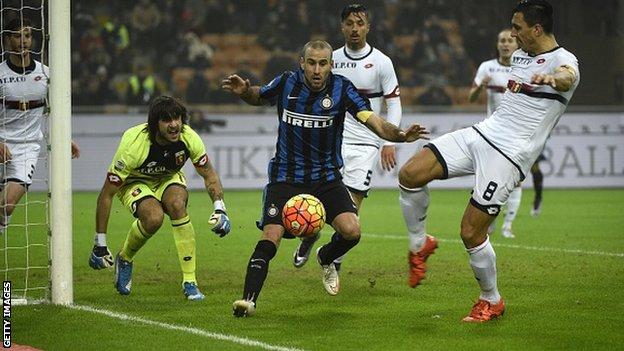 Genoa's defender Nicolas Burdisso (right) fights for the ball with Inter Milan's forward Rodrigo Palacio