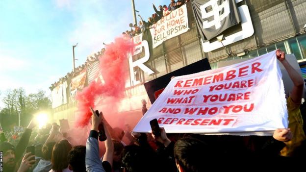 Arsenal fans protest against the proposed European Super League