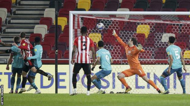 Bournemouth'tan Asmir Begovic, Henrik Dalsgaard'a yenildi
