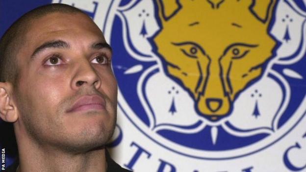 Stan Collymore le jour où il a signé pour Leicester City en février 2000