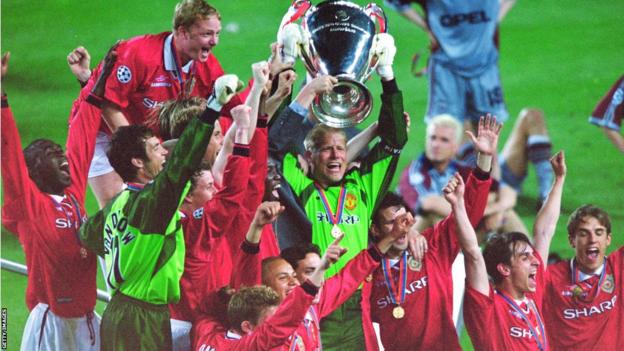 Manchester United players celebrate winning the Champions League in the 1998-99 season