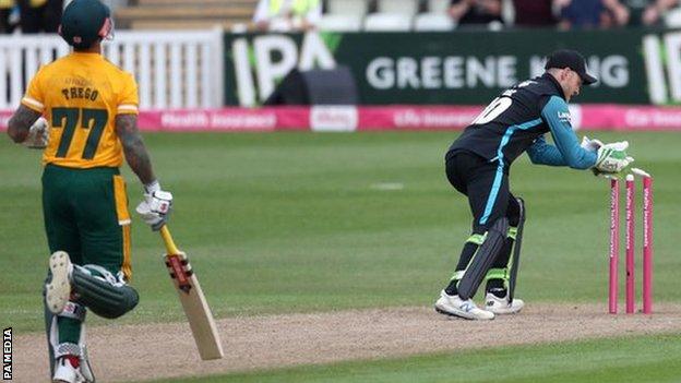 Le gardien de guichet du Worcestershire, Ben Cox, a enlevé les cautions du lancer précis d'Ed Barnard pour laisser Peter Trego bien en deçà de son terrain