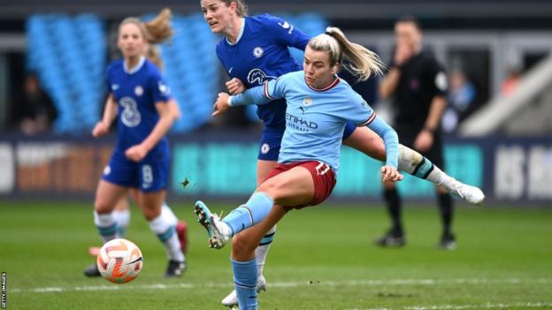 Lauren Hemp scores Man City's second