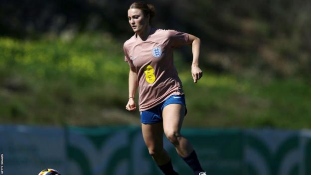 Ruby Mace jugando con la selección sub-23 de Inglaterra