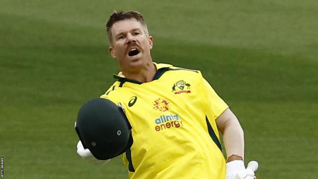 Den australiensiske slagmannen David Warner firar sitt ODI-sekel mot England på MCG