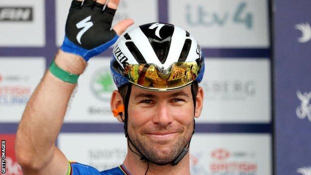 Mark Cavendish waves on the podium