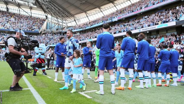 Manchester City receiving a guard of honour from Chelsea as they walk onto the pitch