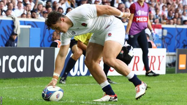 Henry Arundell scores a try for England