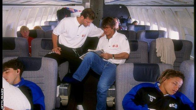 Bora Milutinovic und Eric Wynalda im Bild, als das US-Team mit dem Flugzeug zu einem Freundschaftsspiel reist