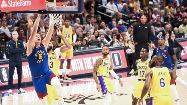 Nikola Jokic mojando durante la primera mitad contra Los Angeles Lakers