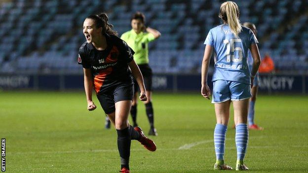 Grace Clinton: la mediocampista inglesa sub-19 del Everton se une al Man Utd Grace Clinton celebra el gol del Everton contra el Manchester City