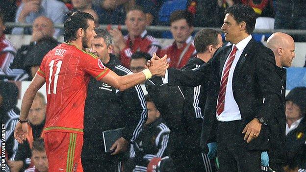 Gareth Bale and Wales manager Chris Coleman shake hands