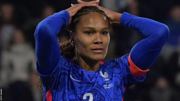 Wendie Renard jugando para Francia