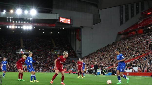 La mediocampista del Everton Gabrielle George se enfrenta a los defensores del Liverpool en Anfield