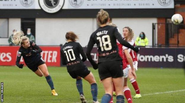 Lauren Hemp scores for Manchester City against Arsenal