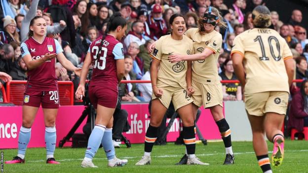 Los jugadores del Chelsea celebran el gol de la semifinal de la Copa FA Femenina de Sam Kerr contra el Aston Villa