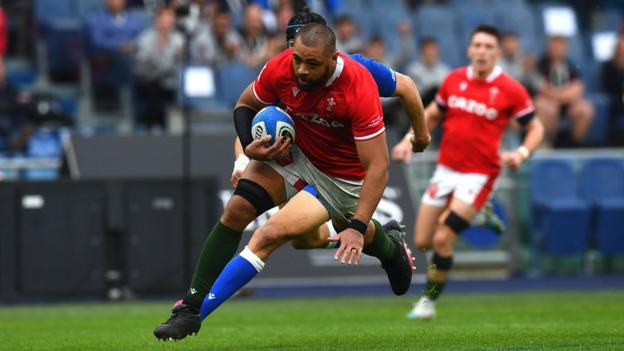 Taulupe Faletau scores a try for Wales against Italy