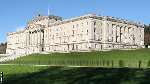 Stormont a mis en place une commission en 2016 pour trouver un consensus sur les questions culturelles litigieuses