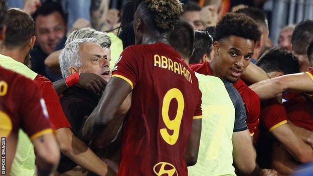 Jose Mourinho celebrates with Roma players.