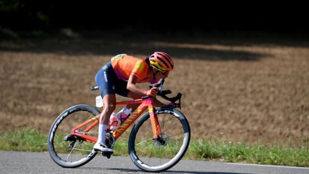 Ricarda Bauernfeind riding at the Tour de France Femmes