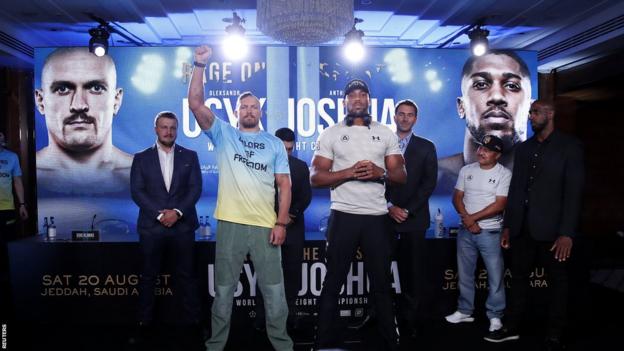 Oleksandr Usyk and Anthony Joshua pose for pictures