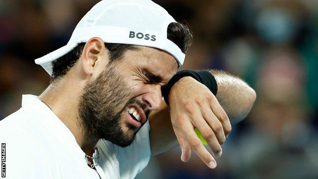 Matteo Berrettini bereaksi selama kekalahan semifinal Australia Terbuka oleh Rafael Nadal