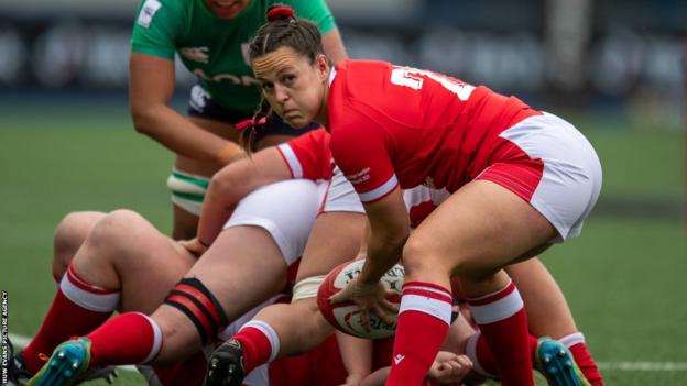 Ffion Lewis passing a ball