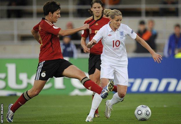 Kelly Smith เล่นกับเยอรมนีในปี 2009 รอบชิงชนะเลิศที่ฟินแลนด์