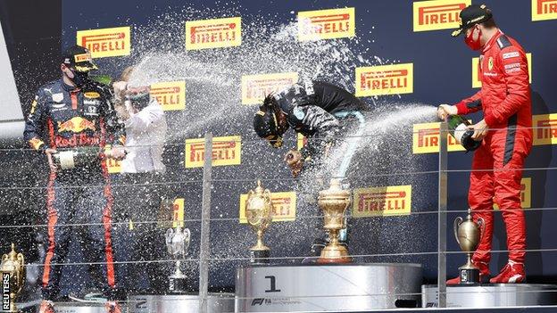 Max Verstappen, Lewis Hamilton und Charles Leclerc auf dem Podium