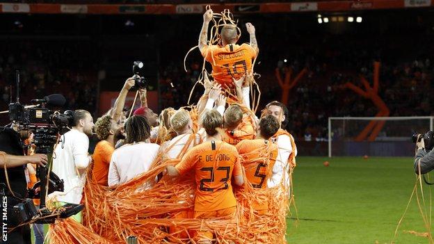 Wesley Sneijder thrown aloft by team-mates