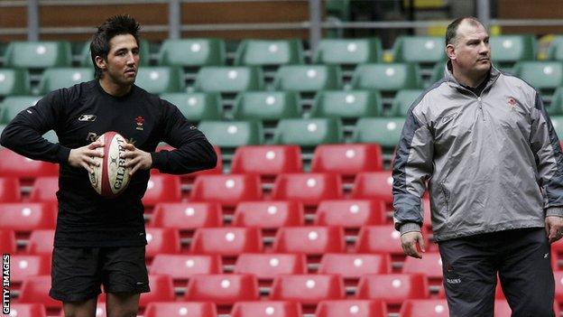 Gavin Henson and Mike Ruddock during a Wales training session in 2005