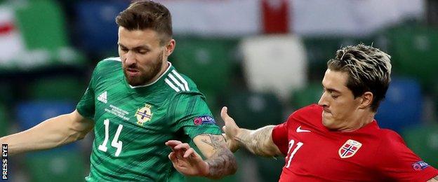 Barrages pour l'Euro 2020: la qualification pour NI serait `` probablement supérieure '' à la finale 2016 - Stuart Dallas
- Championnat d'Europe 2020 Stuart Dallas