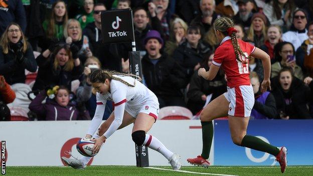 Jess Breach scores a try