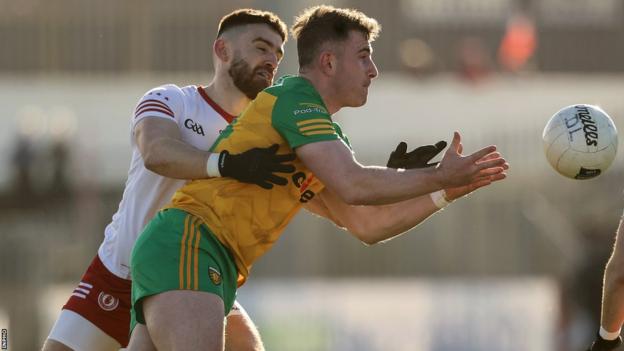 Padraig Hampsey vecht met Patrick McBrearty in Healy Park