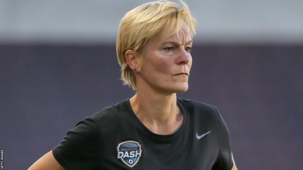Vera Pauw observa a su entonces equipo Houston Dash durante un juego en mayo de 2018
