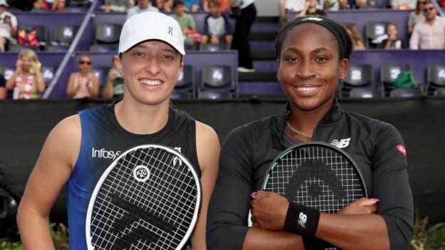Iga Swiatek and Coco Gauff pose for a photo before their WTA Finals match