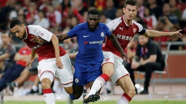 Chelsea's Jeremie Boga in action with Arsenal's Francis Coquelin (L) and Laurent Koscielny (R)