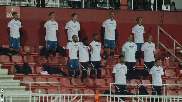 Los jugadores de Noruega usan camisetas que dicen 'Derechos humanos dentro y fuera del campo' antes del inicio contra Gibraltar