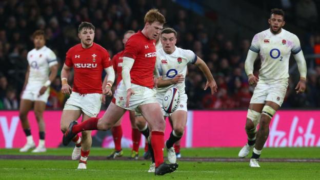 Rhys Patchell representing Wales against England at Twickenham in 2018