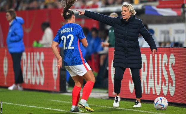 Martina Voss-Tecklenburg reacciona durante el amistoso internacional entre Alemania y Francia