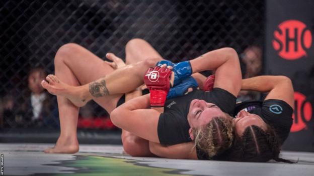 Leah McCourt grapples with Cat Zingano