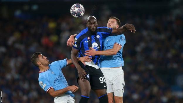 Romelu Lukaku competes for the shot  alongside Rodri and Ruben Dias