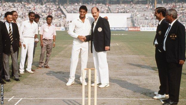 India captain Mohammad Azharuddin and South Africa skipper Clive Rice shake hands before the first match between the two nations on the historic 1991 tour