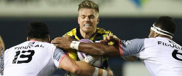 Gareth Anscombe is halted by the Toulouse defence