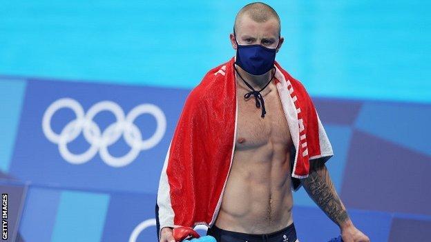 Adam Peaty, Tokyo 2020'de havuz başında maske takıyor