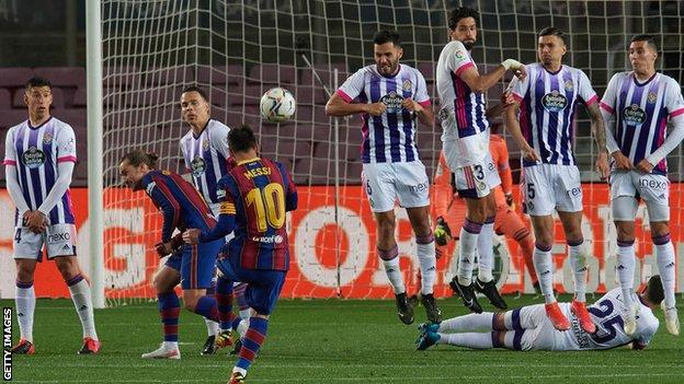 Lionel Messi lanza una falta contra el Real Valladolid