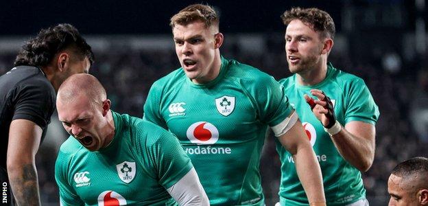 Keith Earls scores Ireland's first try